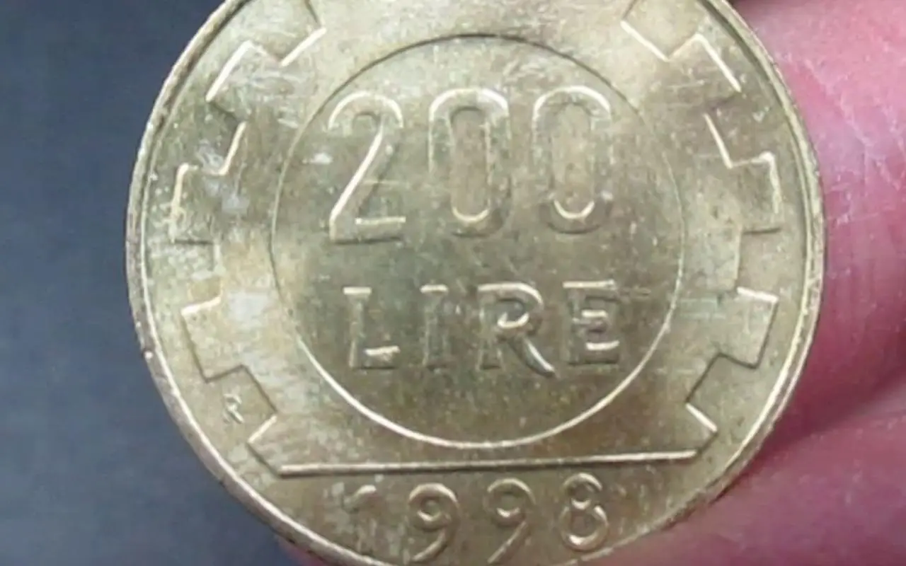 Immagine di una moneta da 500 Lire bimetallica italiana, evidenziando il suo valore attuale.