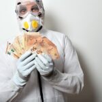 Infermiere al lavoro in ospedale, simbolo delle differenze di stipendio tra pubblico e privato.