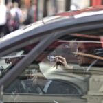 Persona anziana controlla documenti per l'esenzione totale del bollo auto.