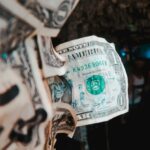 Immagine di vecchi dollari americani rari, simbolo di investimenti preziosi per collezionisti.