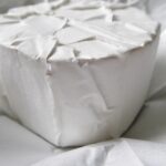 Formaggio avvolto in carta forno, conservato in frigo per prevenire la muffa.