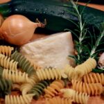 Pasta con zucchine e un ingrediente sorprendente, servita in un piatto colorato.