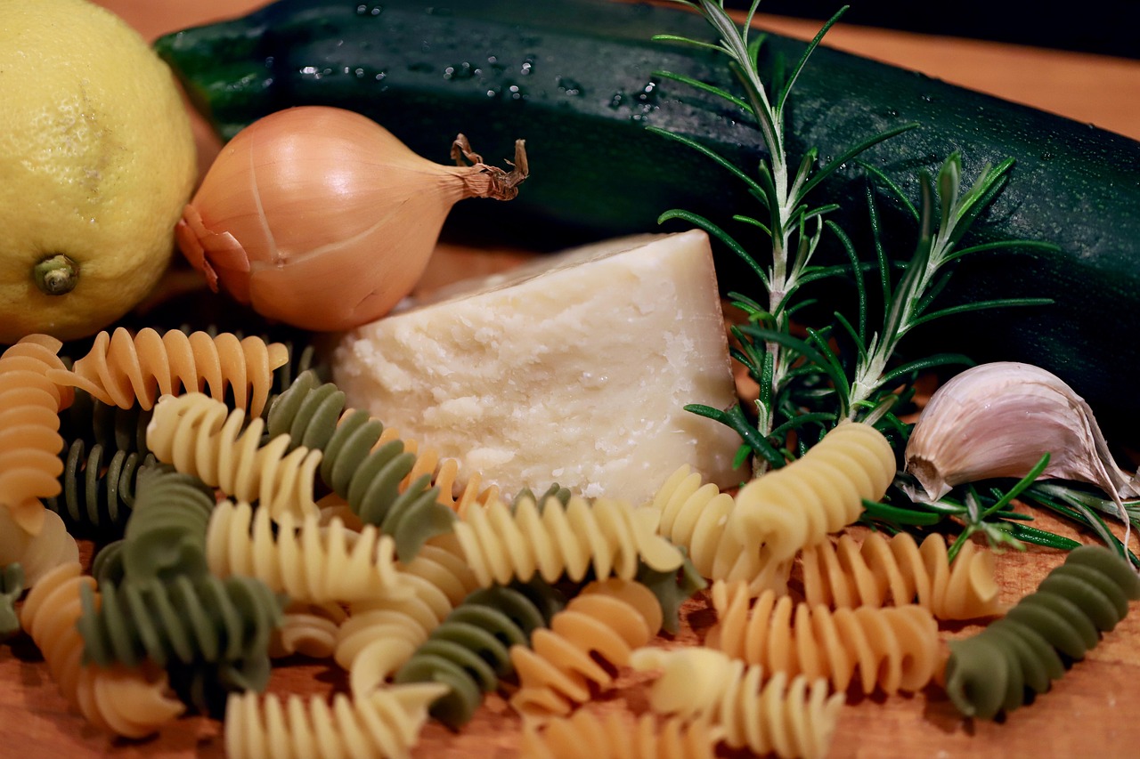 Pasta con zucchine e un ingrediente sorprendente, servita in un piatto colorato.