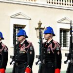 Carabiniere in uniforme, simbolo della professione e del suo stipendio iniziale.