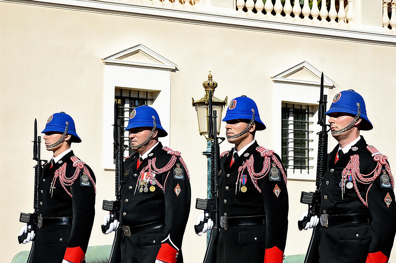 Carabiniere in uniforme, simbolo della professione e del suo stipendio iniziale.