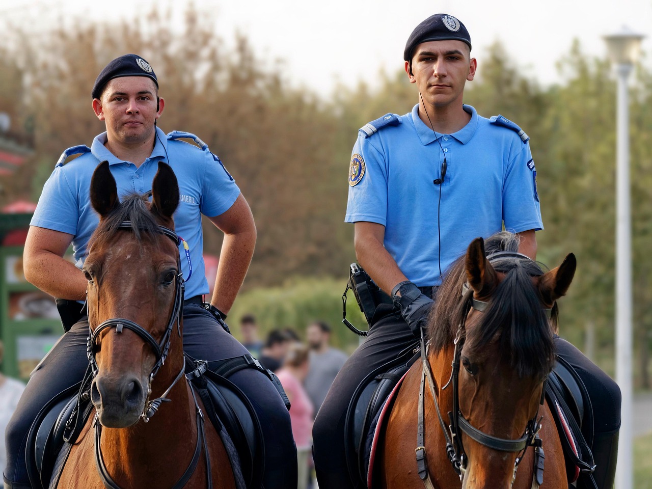 Vigile urbano in uniforme mentre controlla il traffico in una strada cittadina.