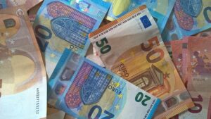 Vecchie banconote da 20 e 50 euro pronte per il ritiro e la sostituzione.