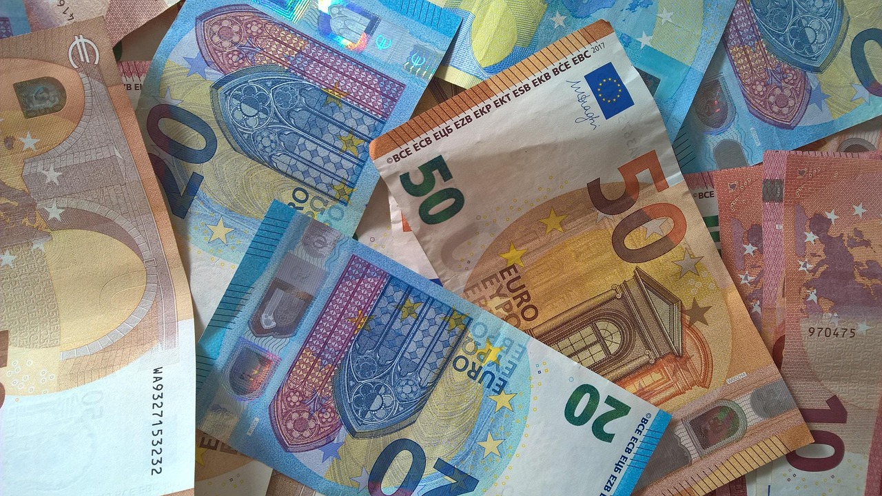 Vecchie banconote da 20 e 50 euro pronte per il ritiro e la sostituzione.